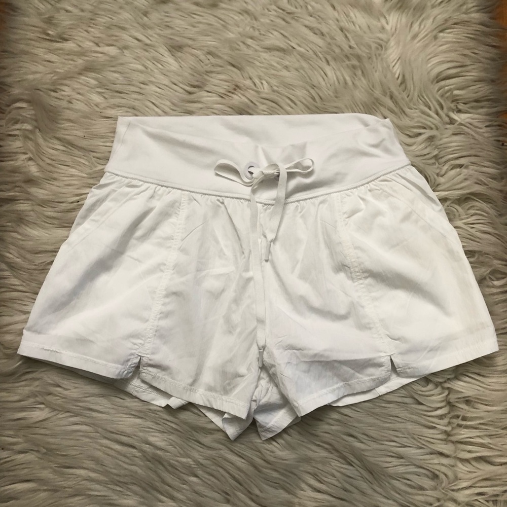 OFFLINE By Aerie The Hugger HomeRun Activewear Athletic White Womens Short M
